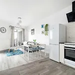 Appartamento Subtle In With Parking Close To The Airport By Renters *