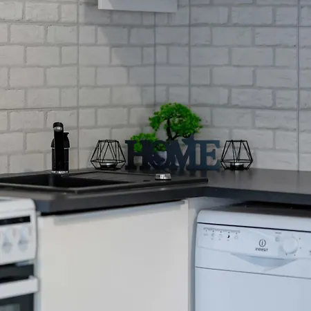 Subtle In With Parking Close To The Airport By Renters 포즈난