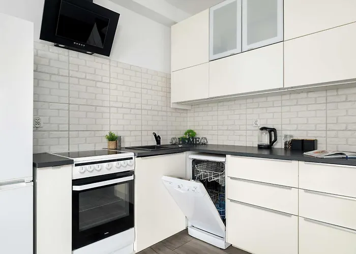 Subtle In With Parking Close To The Airport By Renters