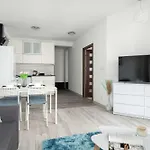 Subtle In With Parking Close To The Airport By Renters アパート ポズナン