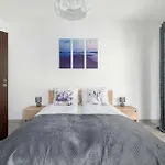 アパート Subtle In With Parking Close To The Airport By Renters *