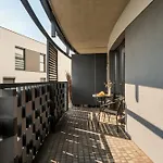 Subtle In With Parking Close To The Airport By Renters アパート *